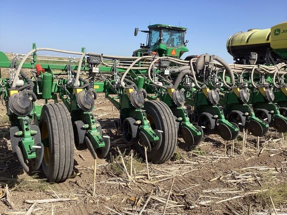 Image of John Deere 1775 equipment image 4
