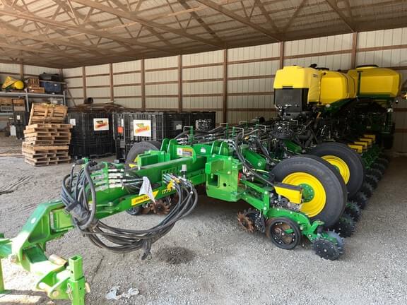 Image of John Deere 1775 equipment image 2