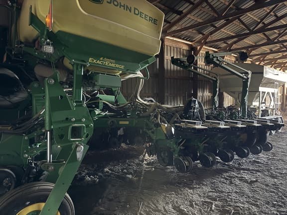 Image of John Deere 1775 equipment image 1