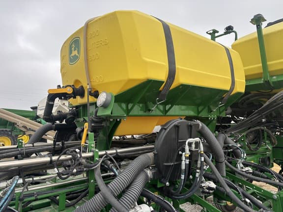 Image of John Deere 1775 equipment image 4