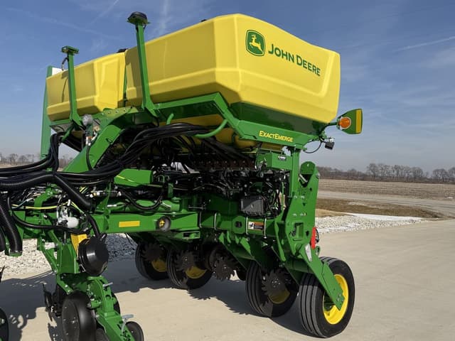 Image of John Deere 1775 equipment image 2