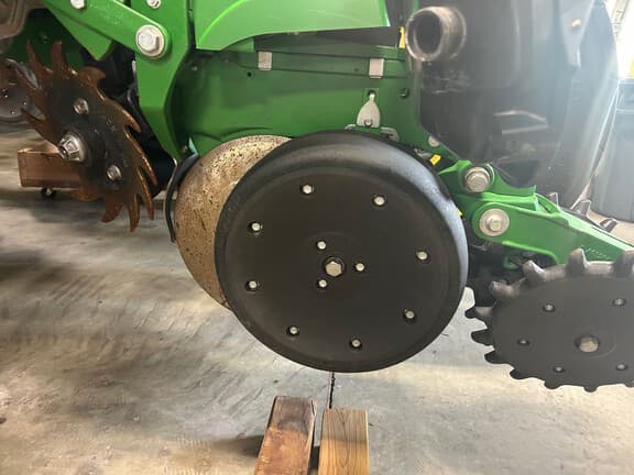 Image of John Deere 1775 equipment image 3