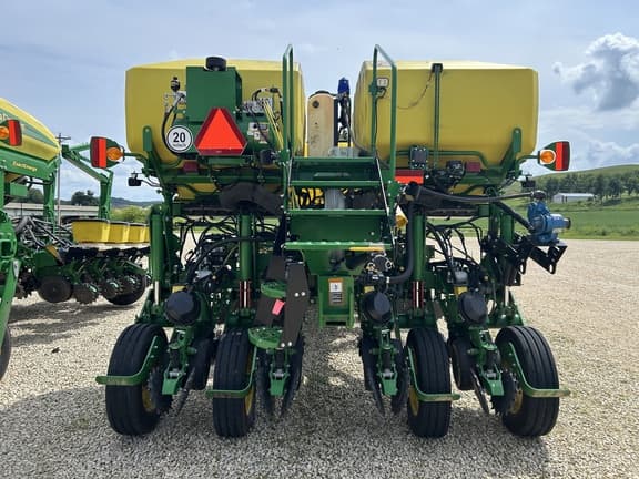 Image of John Deere 1775 equipment image 4