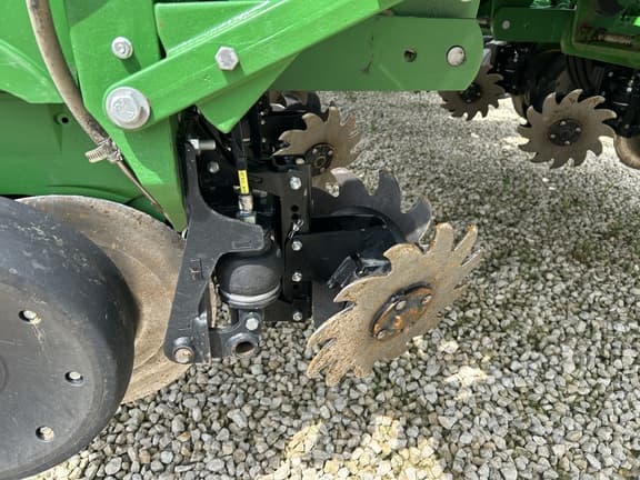 Image of John Deere 1775 equipment image 3