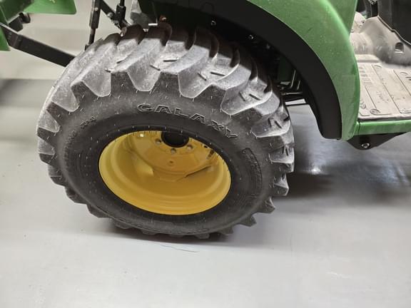 Image of John Deere 2032R equipment image 4