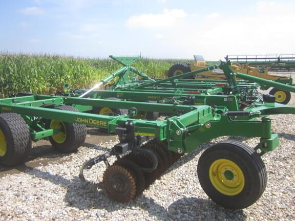 Image of John Deere 2660VT equipment image 4