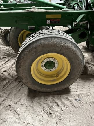 Image of John Deere 2660VT equipment image 4