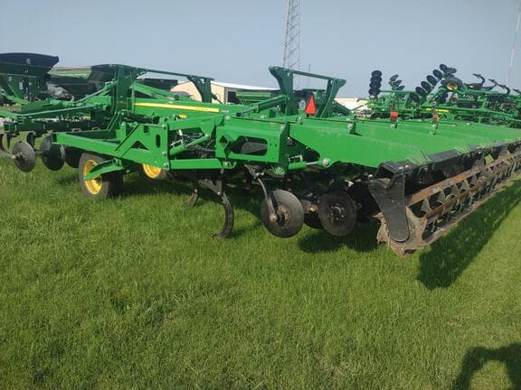 Image of John Deere 2730 equipment image 3