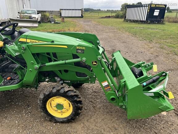 Image of John Deere 3025D equipment image 2