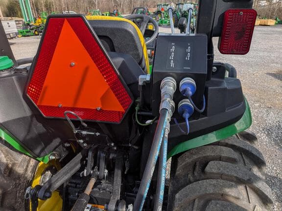 Image of John Deere 3025E equipment image 4