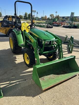 Image of John Deere 3032E equipment image 2