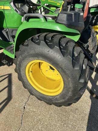 Image of John Deere 3032E equipment image 4
