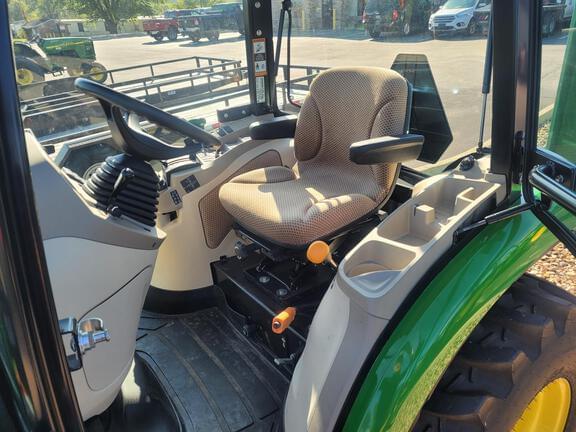 Image of John Deere 3033R equipment image 3