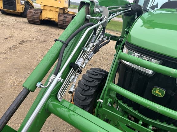 Image of John Deere 3033R equipment image 2