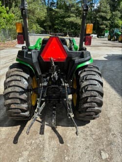 Image of John Deere 3038E equipment image 4