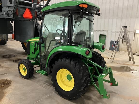 Image of John Deere 3039R equipment image 3
