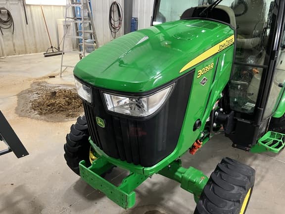 Image of John Deere 3039R equipment image 4