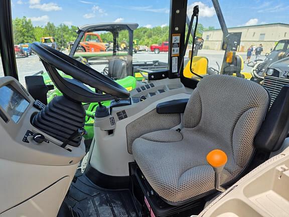 Image of John Deere 3039R equipment image 3