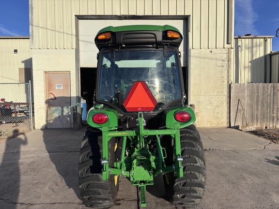 Image of John Deere 3039R equipment image 3