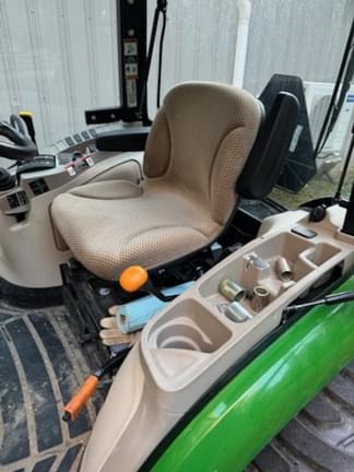 Image of John Deere 3046R equipment image 4