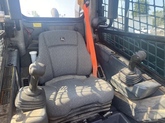 Image of John Deere 332G equipment image 3
