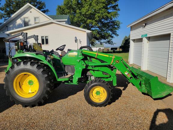 Image of John Deere 4052R equipment image 3