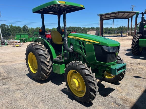 Image of John Deere 5055E equipment image 1