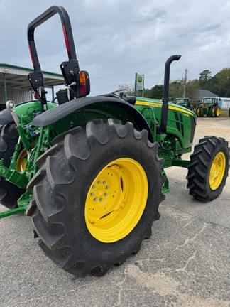 Image of John Deere 5075M equipment image 4