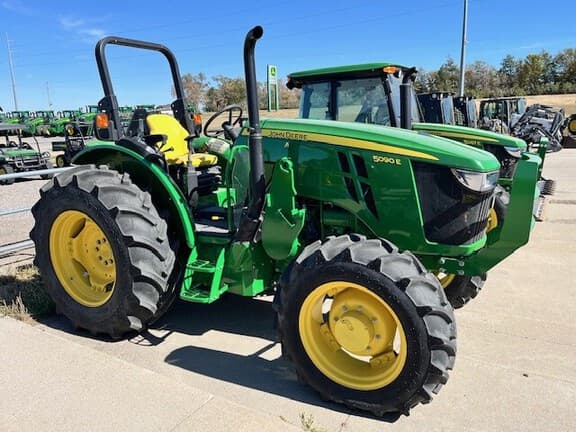 Image of John Deere 5090E equipment image 1