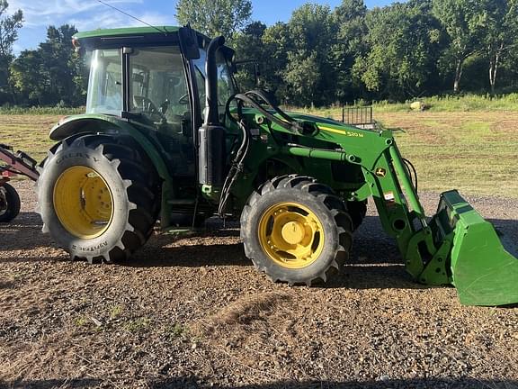 Image of John Deere 5100E equipment image 3