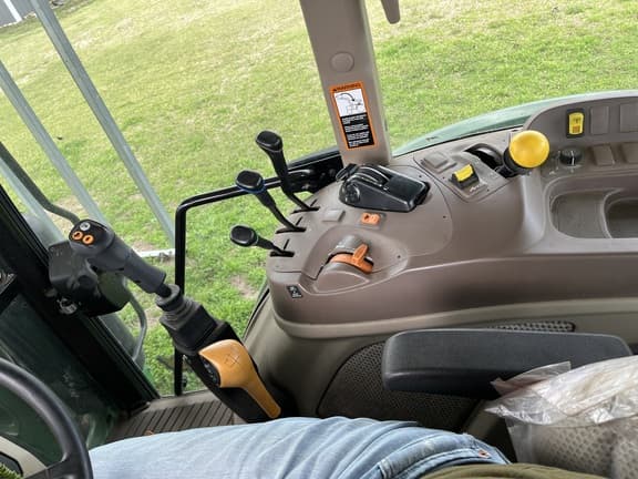 Image of John Deere 5100M equipment image 4
