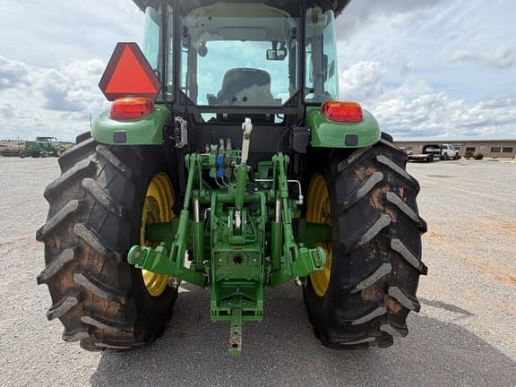 Image of John Deere 6120E equipment image 3