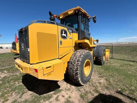 Image of John Deere 624P equipment image 4