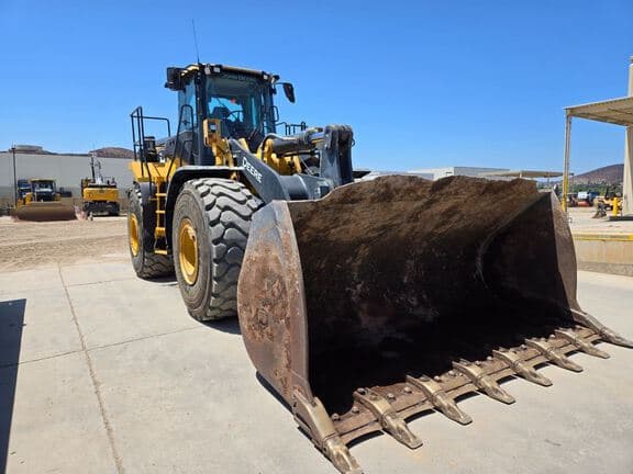 Image of John Deere 744L equipment image 4
