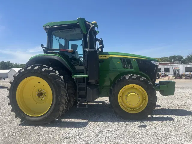 Image of John Deere 7R 210 equipment image 1