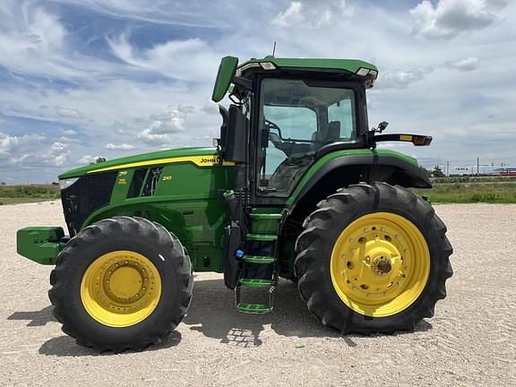 Image of John Deere 7R 210 equipment image 2