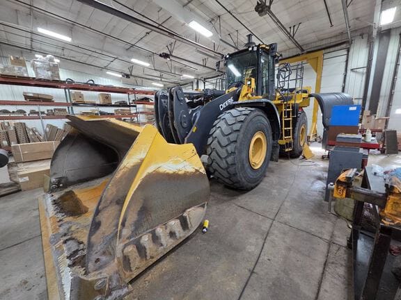 2022 John Deere 844L Equipment Image0