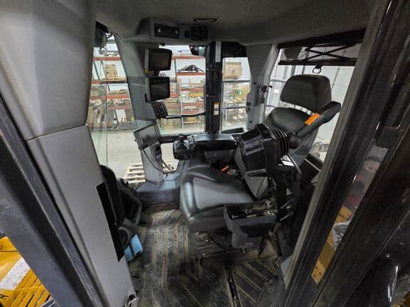Image of John Deere 844L equipment image 3