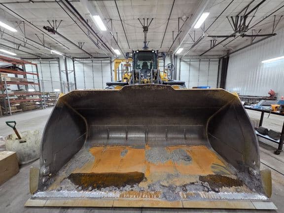 Image of John Deere 844L equipment image 2