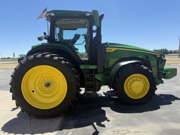 Image of John Deere 8R 230 equipment image 4