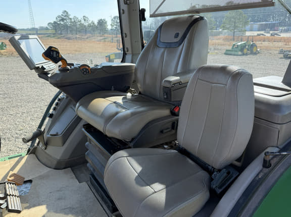 Image of John Deere 8R 370 equipment image 4