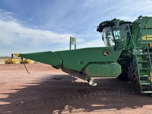 Image of John Deere C12F equipment image 4