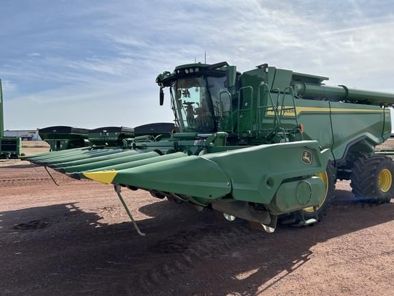 Image of John Deere C12F equipment image 3