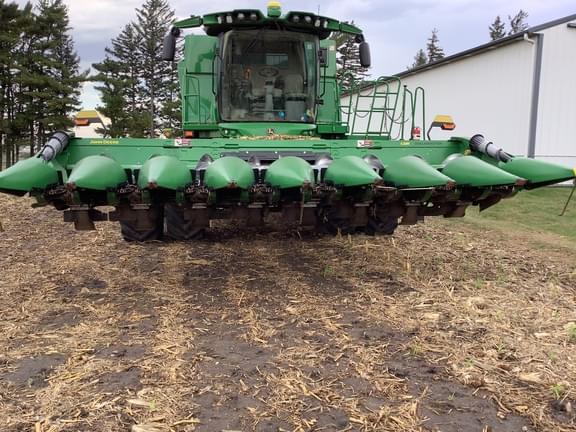 Image of John Deere C8R equipment image 4