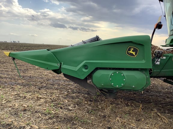 2022 John Deere C8R Equipment Image0