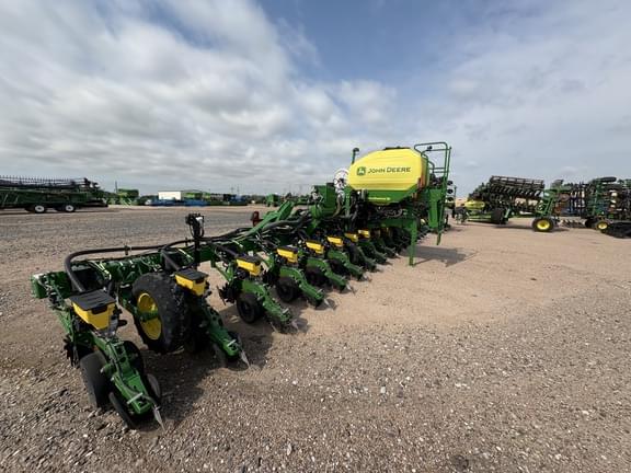 Image of John Deere DR16X equipment image 1