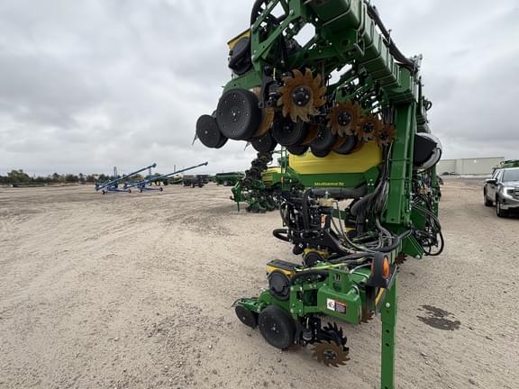 Image of John Deere DR16X equipment image 3
