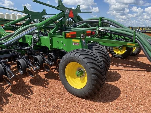 Image of John Deere N560F equipment image 1