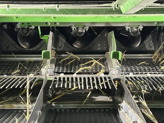 Image of John Deere S770 equipment image 4