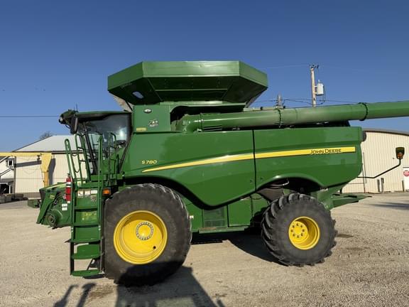 Image of John Deere S780 equipment image 1